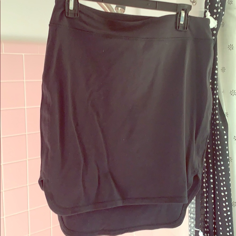 Black, mid length Louloulemon skirt